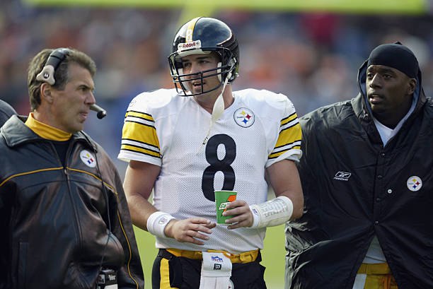 Tom Clements conversando con Tommy Maddox durante un encuentro de los Steelers - gettyimages