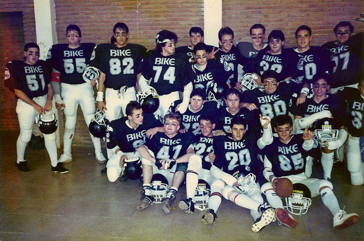 Un grupo de mozalbetes haciendo historia / NFLhispanos.com