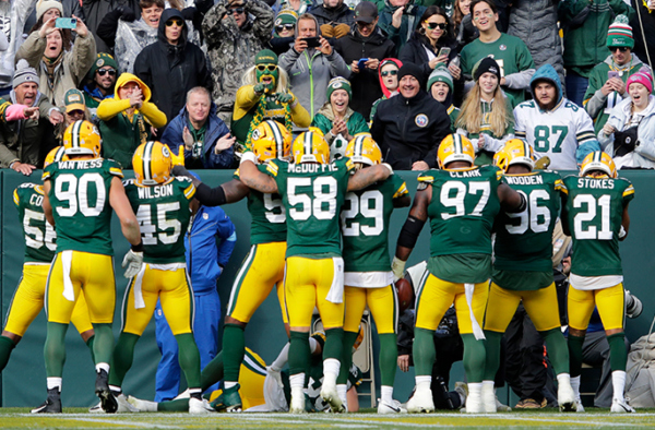 Equipo y afición juntos en la victoria contra los Cardinals