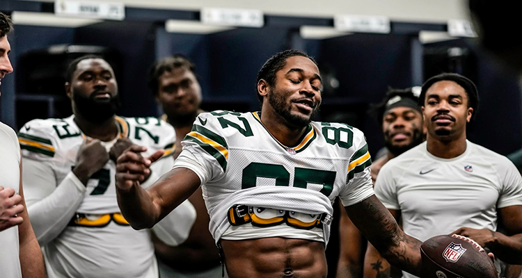 Guardad bien esta foto porque sale Romeo medio ¡SONRIENDO! - packers.com