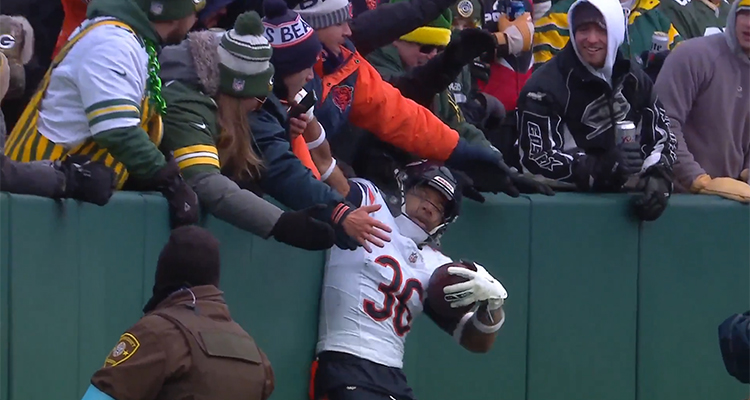 Owens intentando un Lambeau Leap con la camiseta y el cerebro equivocados - FOX NFL