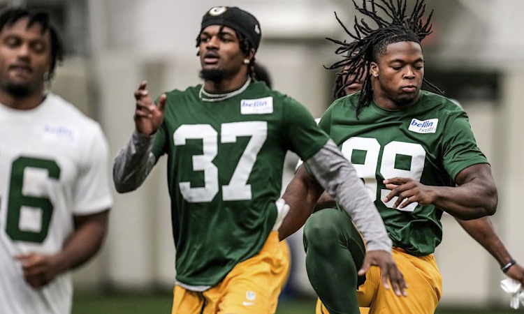 Jugadores calentando antes de las pruebas - packers.com