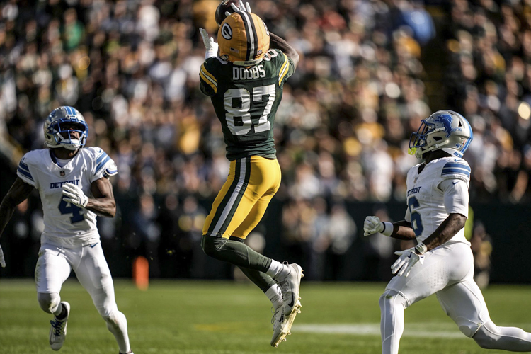 Romeo Doubs bajando lavadoras al suelo - packers.com