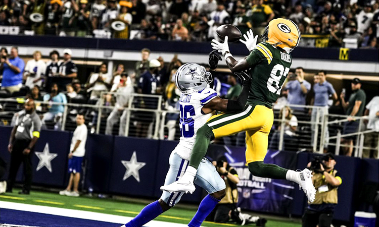 Una de las mejores recepciones de la noche la firma Romeo Doubs - packers.com