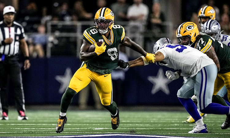 Ni agarrándole pueden los Cowboys parar a Josh Jacobs - packers.com