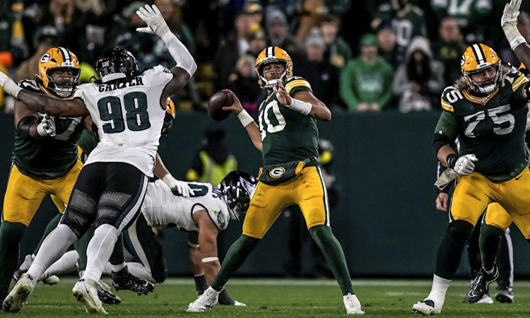 Regan MacNeil ejecutando una acción de pase - packers.com