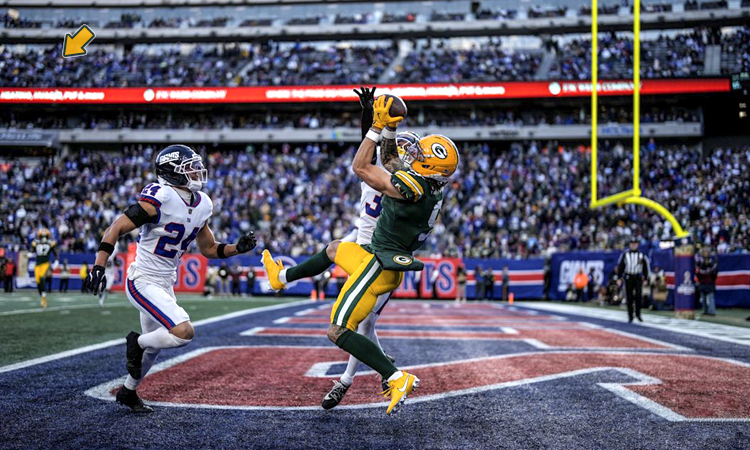 Ese puntito de ahí es @DavidRodGar disfrutando de una recepción marca de la casa - packers.com