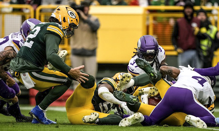 No, no estás soñando, son nuestros equipos especiales recuperando un balón - packers.com